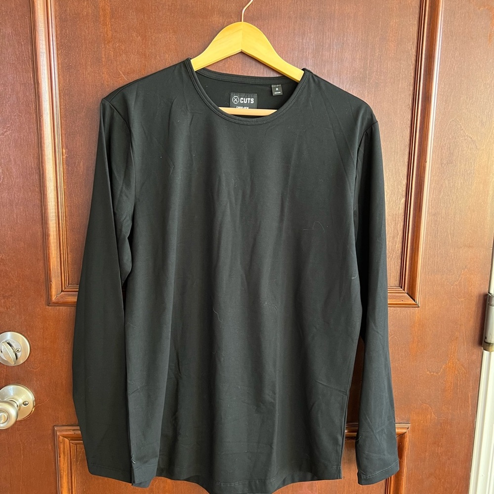 Cuts NWOT Men’s medium black long-sleeve | Curve hem | AO long sleeve T